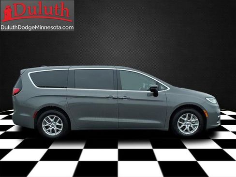 Used 2025 Chrysler Pacifica Select image 6