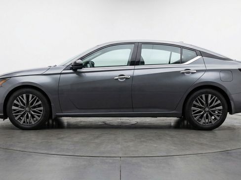 Used 2025 Nissan Altima 2.5 SV image 5