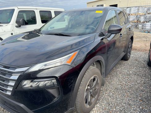 Used 2024 Nissan Rogue SV image 4