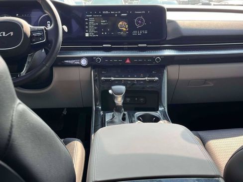 Used 2024 Kia Carnival SX Prestige FWD image 3