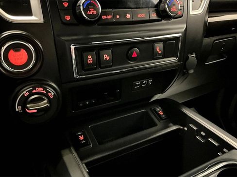 Used 2019 Nissan Titan SV w/ SV Convenience Package image 16