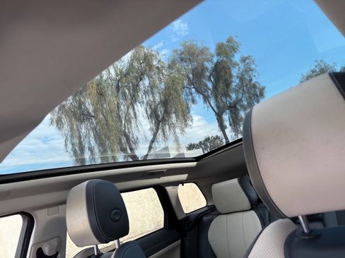 Used 2017 Land Rover Range Rover Evoque SE image 16