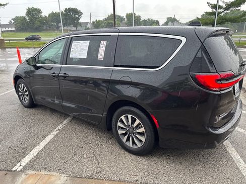 Used 2023 Chrysler Pacifica Touring-L FWD image 17