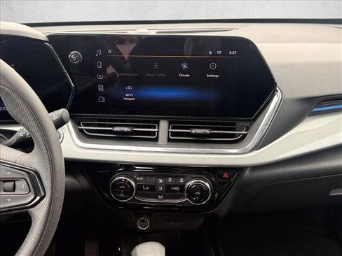 Used 2025 Chevrolet Trax LT FWD image 17