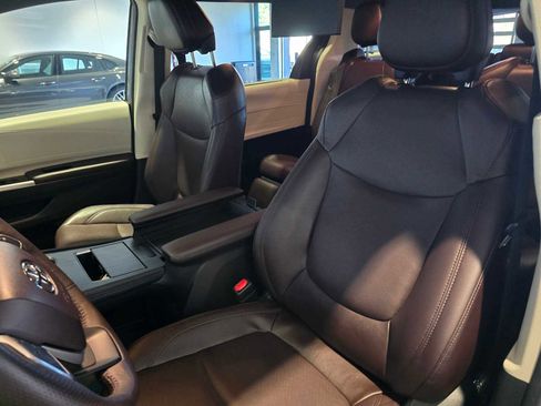 Used 2023 Toyota Sienna Platinum AWD/4WD image 25