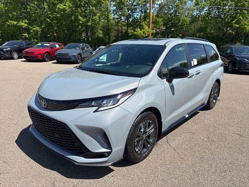 Used 2026 Toyota Sienna XSE AWD/4WD image 2
