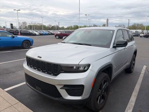 Used 2023 Jeep Grand Cherokee Altitude image 2