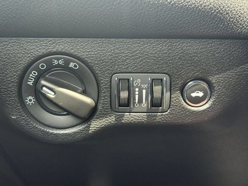 Used 2023 Dodge Challenger SXT RWD image 9