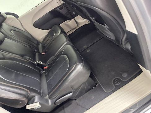 Used 2018 Chrysler Pacifica Touring-L FWD image 14