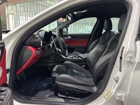 Used 2017 Alfa Romeo Giulia Quadrifoglio image 15