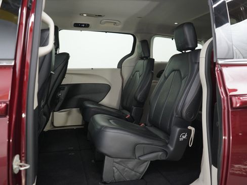 Used 2018 Chrysler Pacifica Touring-L Plus image 21