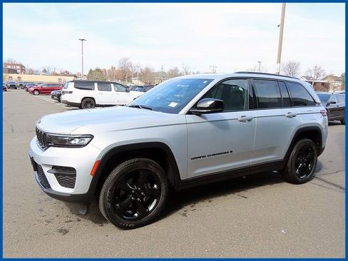 Used 2023 Jeep Grand Cherokee Altitude AWD/4WD image 3