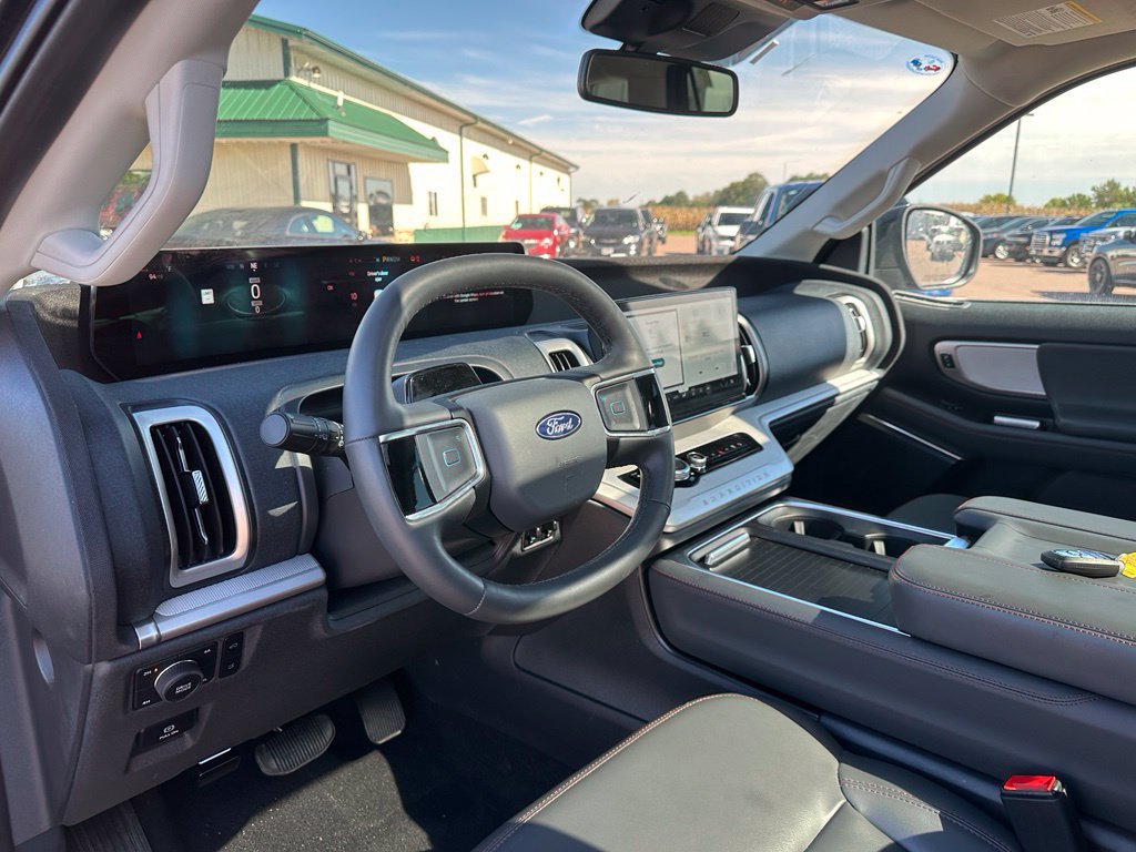 Used 2025 Ford Expedition Active AWD/4WD image 13