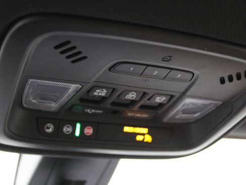 Used 2023 Chevrolet Traverse Premier image 21