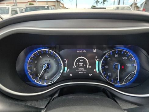 Used 2022 Chrysler Pacifica Touring-L image 14