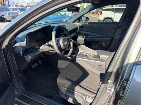 Used 2025 Hyundai Elantra Sport FWD image 8