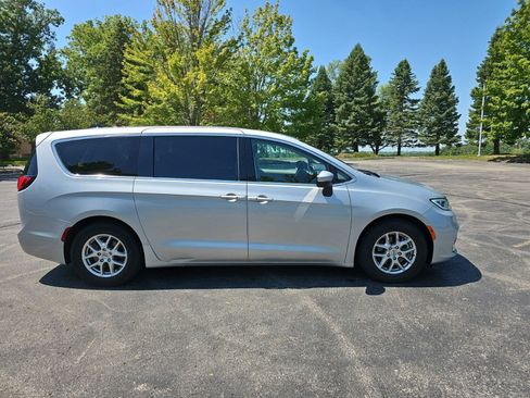 Used 2023 Chrysler Pacifica Touring-L FWD image 7