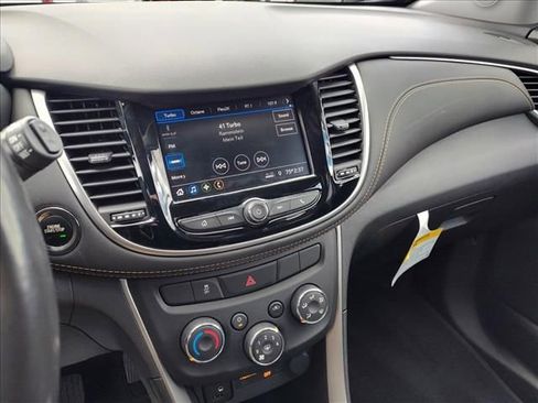 Certified 2022 Chevrolet Trax LT w/ LT Convenience Package image 18