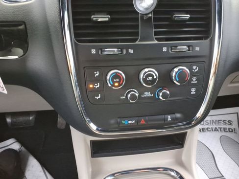 Used 2019 Dodge Grand Caravan SXT FWD image 15