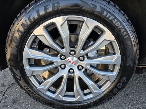 Used 2021 GMC Yukon Denali w/ Denali Premium Package image 3