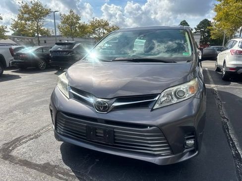 Used 2018 Toyota Sienna XLE w/ XLE Navigation Package FWD image 4