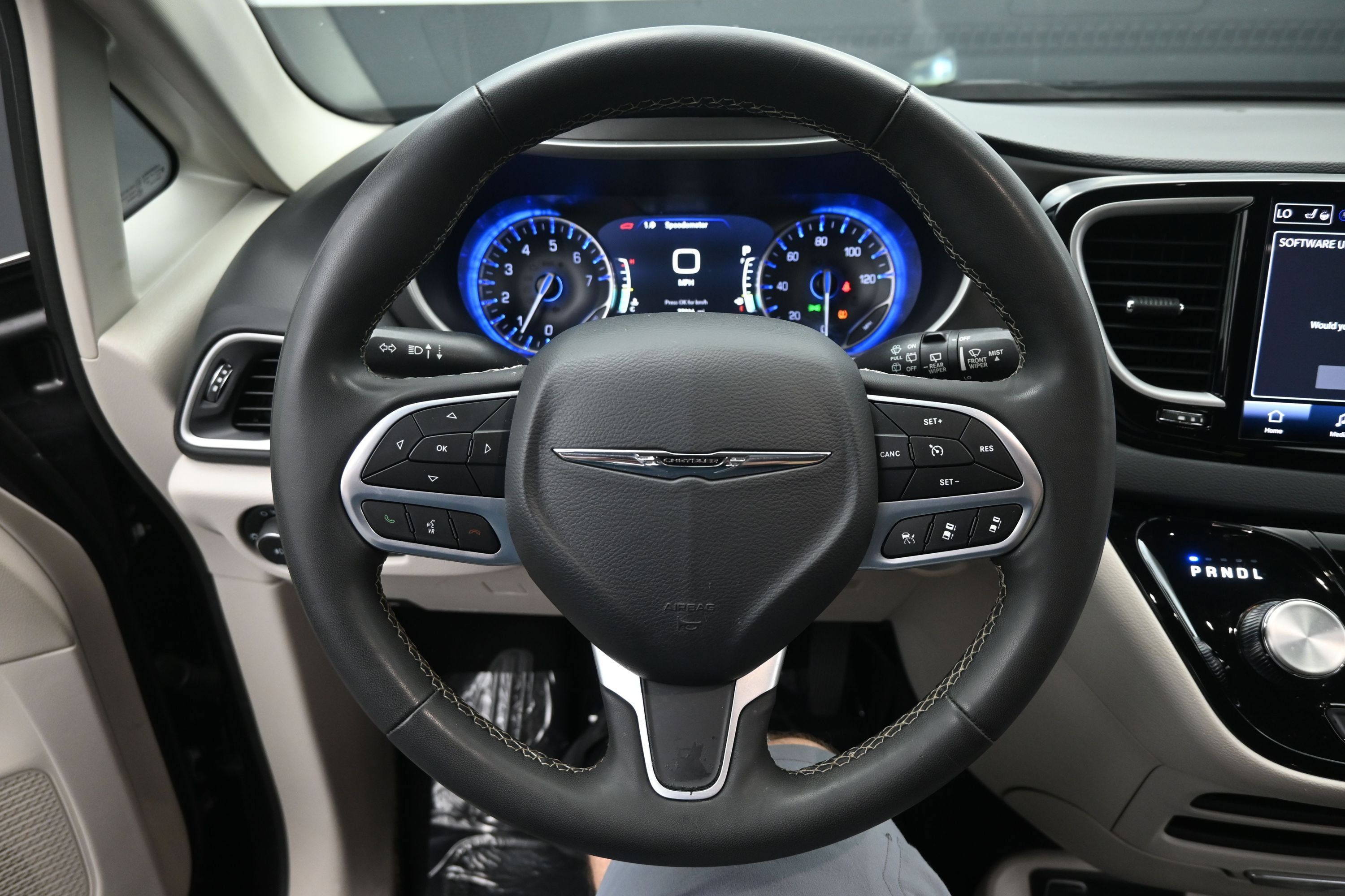 Used 2023 Chrysler Pacifica Touring-L FWD image 18