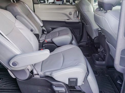 Used 2023 Toyota Sienna Limited image 14