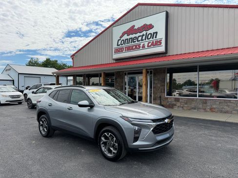 Used 2025 Chevrolet Trax LT FWD image 2