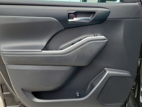 Used 2022 Toyota Highlander XLE FWD image 12
