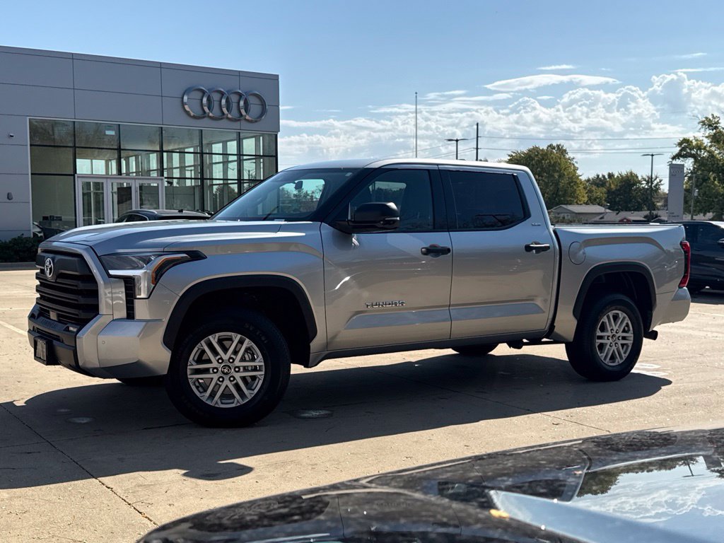 Used 2022 Toyota Tundra SR5 w/ SR5 Convenience Package AWD/4WD image 6