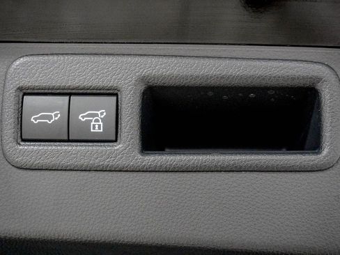 Used 2023 Toyota Venza LE AWD/4WD image 11