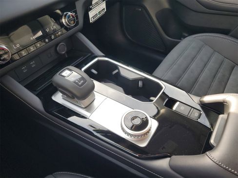 New 2025 Mitsubishi Outlander SE image 18