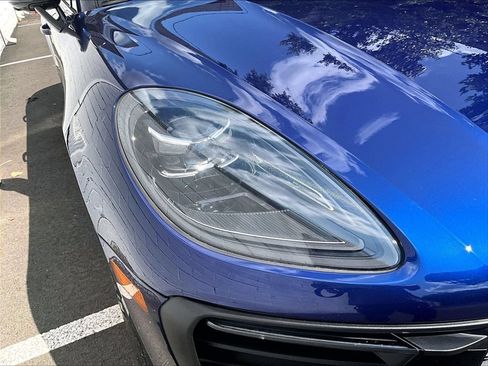Certified 2023 Porsche Macan AWD/4WD image 30