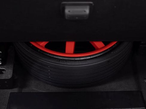 Certified 2025 Porsche Macan Turbo image 32