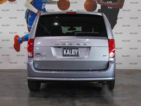 Used 2020 Dodge Grand Caravan SXT image 21