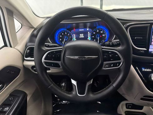 Used 2023 Chrysler Pacifica Touring-L FWD image 24