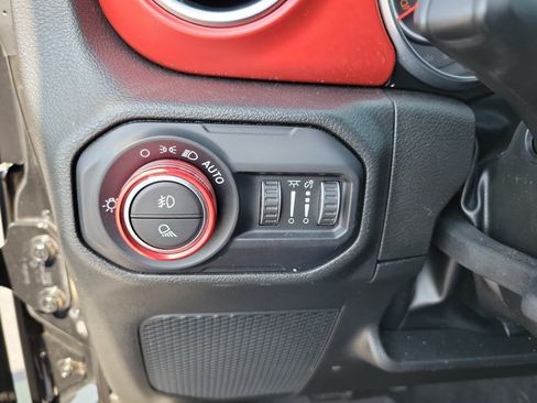Used 2022 Jeep Gladiator Rubicon w/ Cold Weather Group AWD/4WD image 31