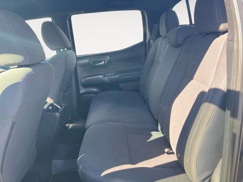 Used 2017 Toyota Tacoma TRD Sport w/ Tow Package (A/T) image 13