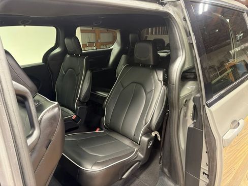 Used 2025 Chrysler Pacifica Limited FWD image 27