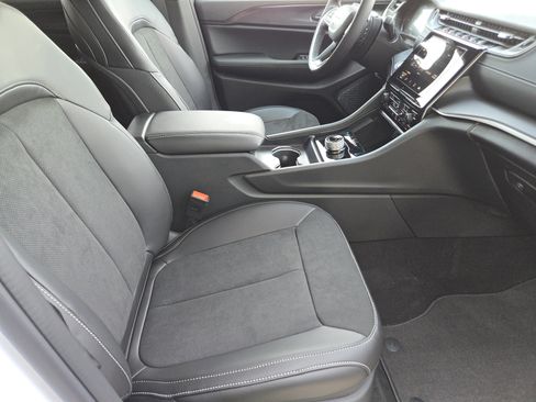 New 2025 Jeep Grand Cherokee Altitude image 10