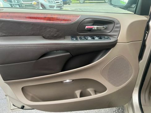 Used 2013 Chrysler Town & Country Touring FWD image 8