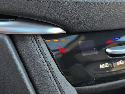 Used 2025 Cadillac XT6 Luxury image 18