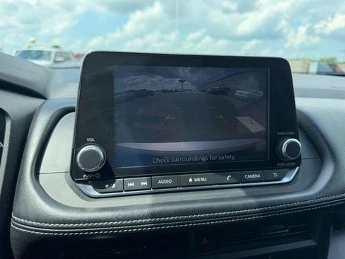 Used 2024 Nissan Rogue S FWD image 21