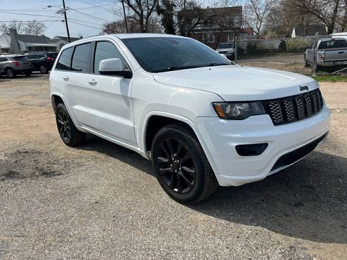 Used 2020 Jeep Grand Cherokee Altitude image 3
