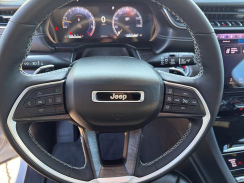 Used 2024 Jeep Grand Cherokee L Limited AWD/4WD image 16