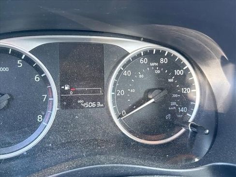 Used 2022 Nissan Kicks S image 4