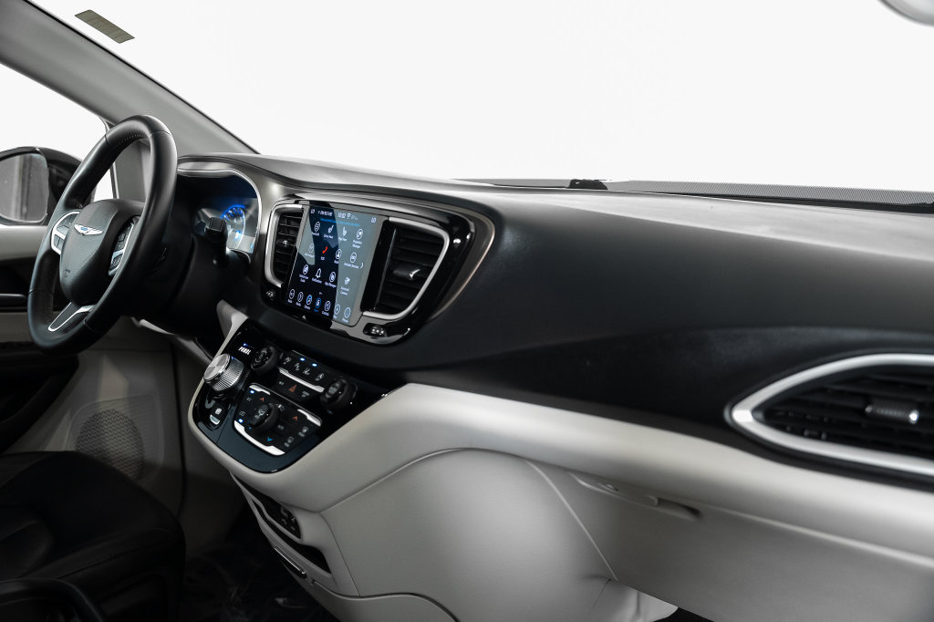 Used 2018 Chrysler Pacifica Touring-L w/ Advanced Safetytec Group FWD image 39
