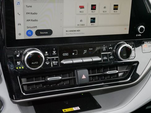 Used 2023 Toyota Highlander Limited image 23