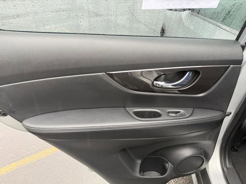 Used 2020 Nissan Rogue SV image 14