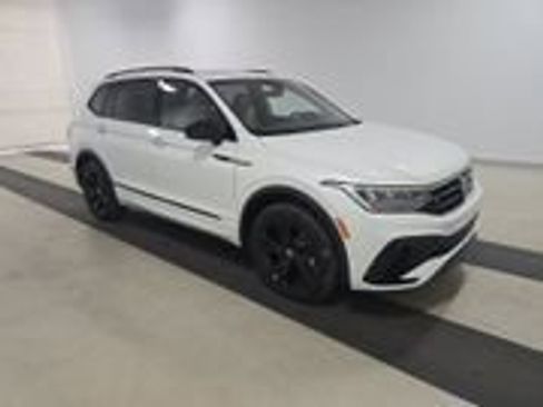 Used 2024 Volkswagen Tiguan SE R-Line AWD/4WD image 2